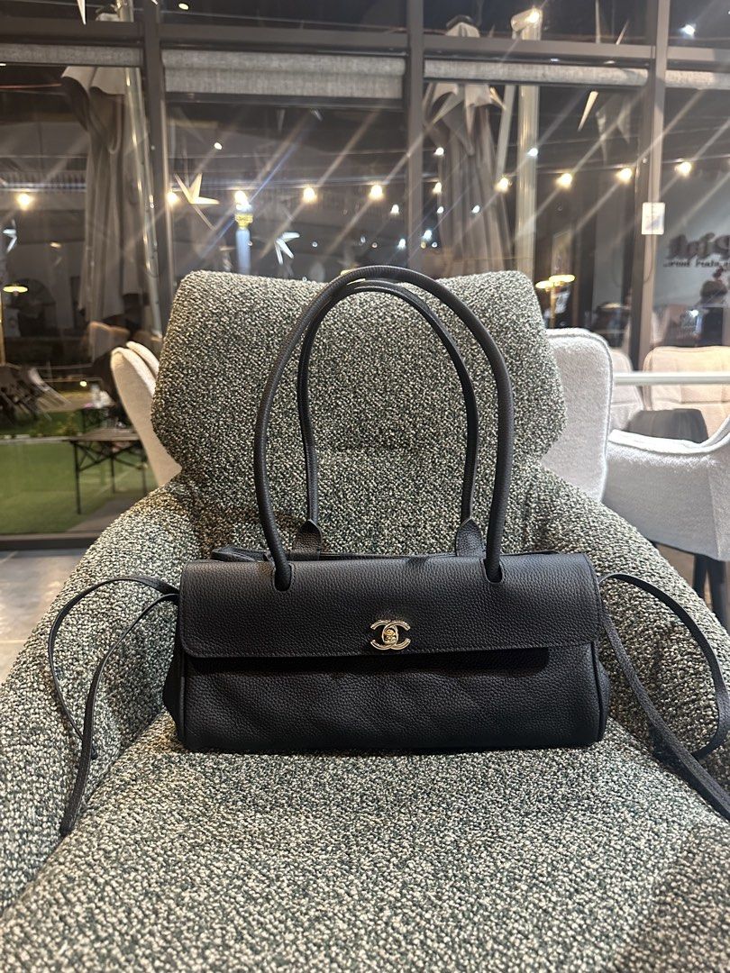 C HANEL URBAN ESSENTIALS SHOPPING BAG (Category: Luxury Bags & Wallets) located in Manila. Submitted by tianasmom (Listing ID 1467186031, Image 1). Description: 🇯🇵 JAPAN SOURCE 💯 GENUINE CALFSKIN LEATHER ✔️PLS SELF AUTHENTICATE WITH DUSTBAG MICROCHIPPED FLOWER SCREW CC UNDERZIPPER.