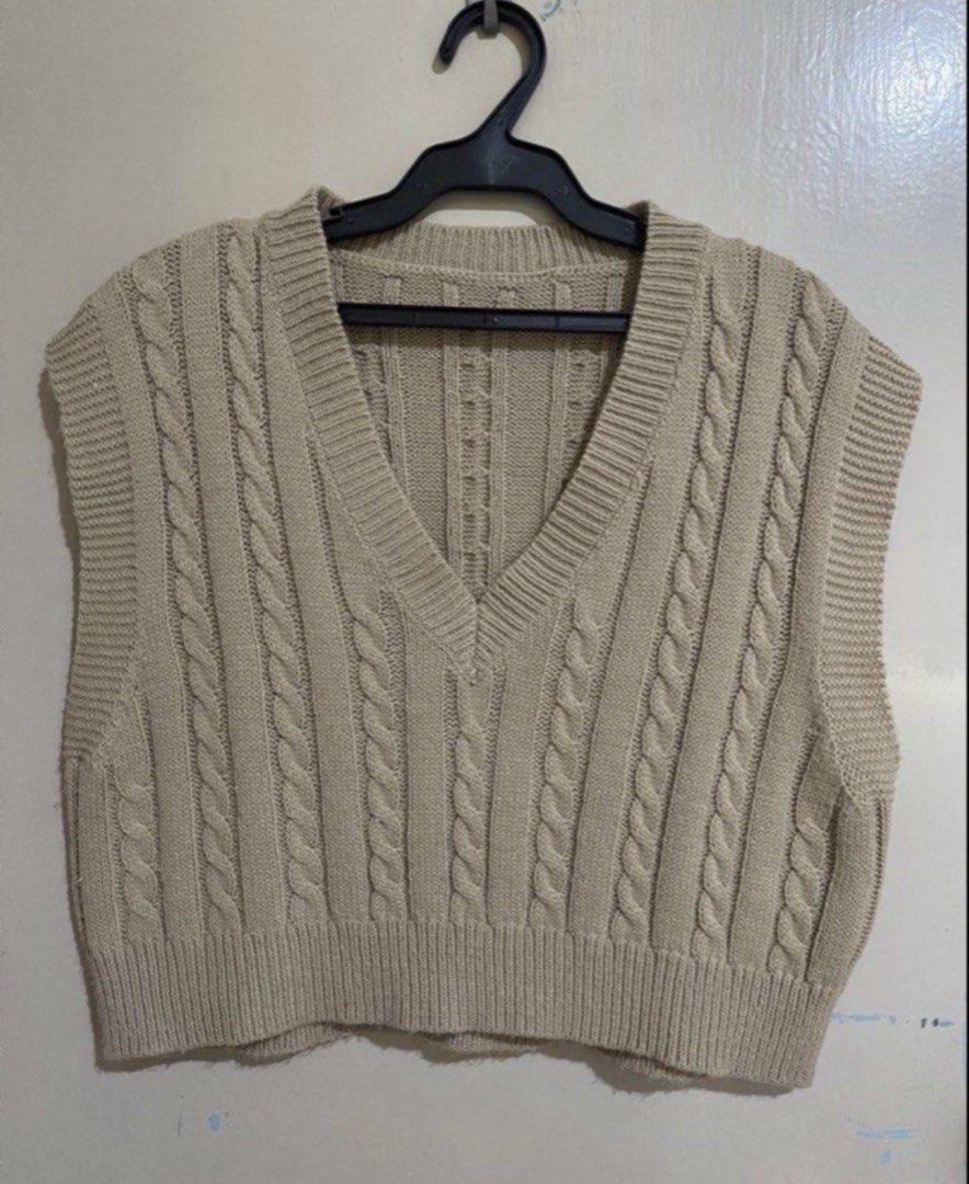 Cable Knits Vest - Sleeveless (Category: Sleeveless) located in San Juan City. Submitted by bernac8 (Listing ID 1467219784, Image 1). Description: .