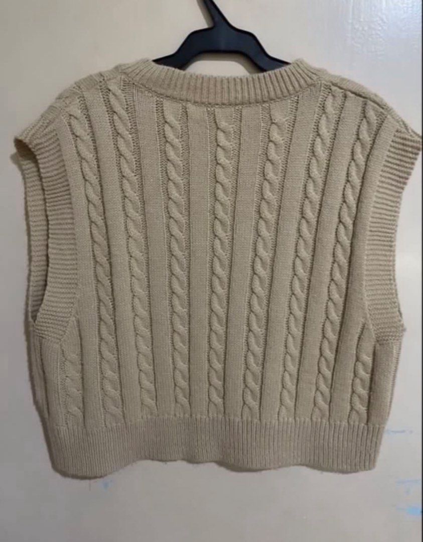 Cable Knits Vest - Sleeveless (Category: Sleeveless) located in San Juan City. Submitted by bernac8 (Listing ID 1467219784, Image 3). Description: .