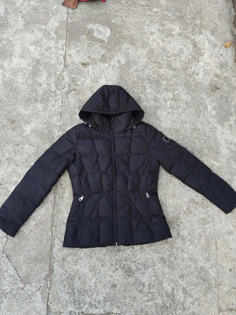 Calvin Klein Black Puffer Jacket with Hood (Category: Coats, Jackets and Outerwear) located in Lucena. Submitted by ziboldawg (Listing ID 1467346646, Image 1). Description: - Brand: Authentic Calvin Klein - Color: Classic Black - Size: Small - Design: Quilted puffer with built-in hood - Pockets: Zippered side pockets for security - Details: Branded metal zipper hardware and glossy logo patch on the left sleeve - Condition: Clean, well-kept, and w