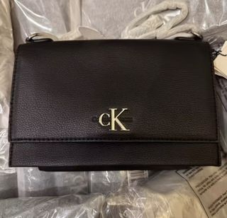 (Category: ) located in . Submitted by kgemsluxuryboutique (Listing ID 1467339942, Image 1). Description: .