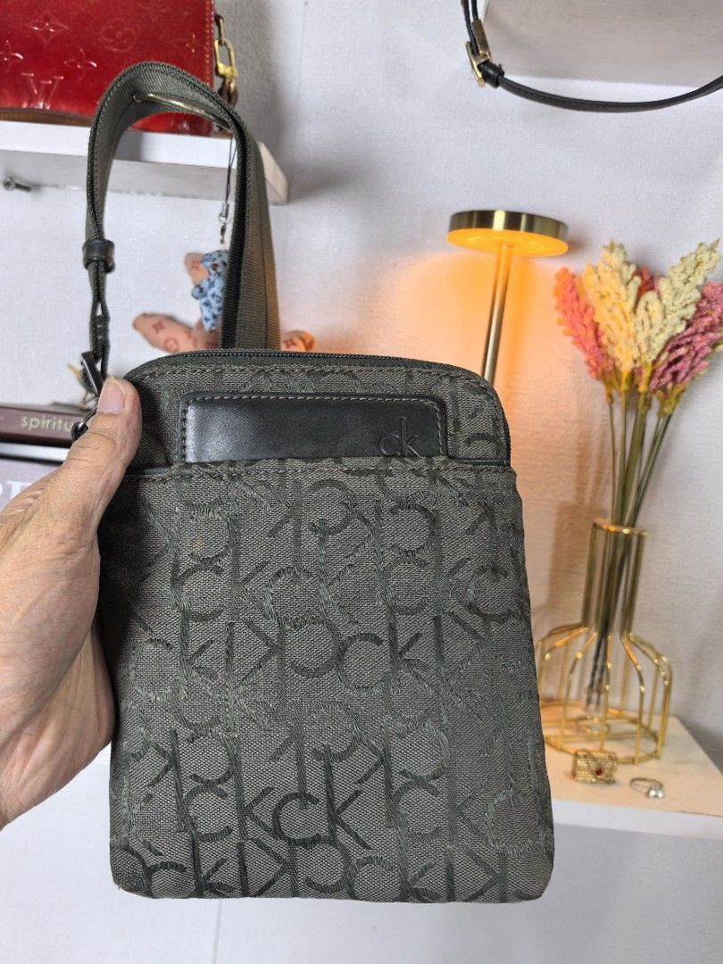 Calvin Klein monogam CK (Category: Luxury Bags & Wallets) located in Baguio. Submitted by ashzachary (Listing ID 1467308438, Image 3). Description: Kc monogam Condition :Excellent condition Color rate 10/10 Size :Medium No issues No flaws Super ganda sa personal Pm. More details Good quality Plsss 📌No Bogus 📌No return MOP What you see is what you get PALAWAN, CEBUNA GCASH AND BDO Reminder😊 We're selling thrifted clothes so please manage you ex