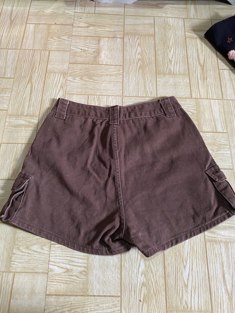 Cargo hatd denim short (Category: Shorts) located in Sorsogon. Submitted by y2k_findsbypearl (Listing ID 1467361396, Image 2). Description: .