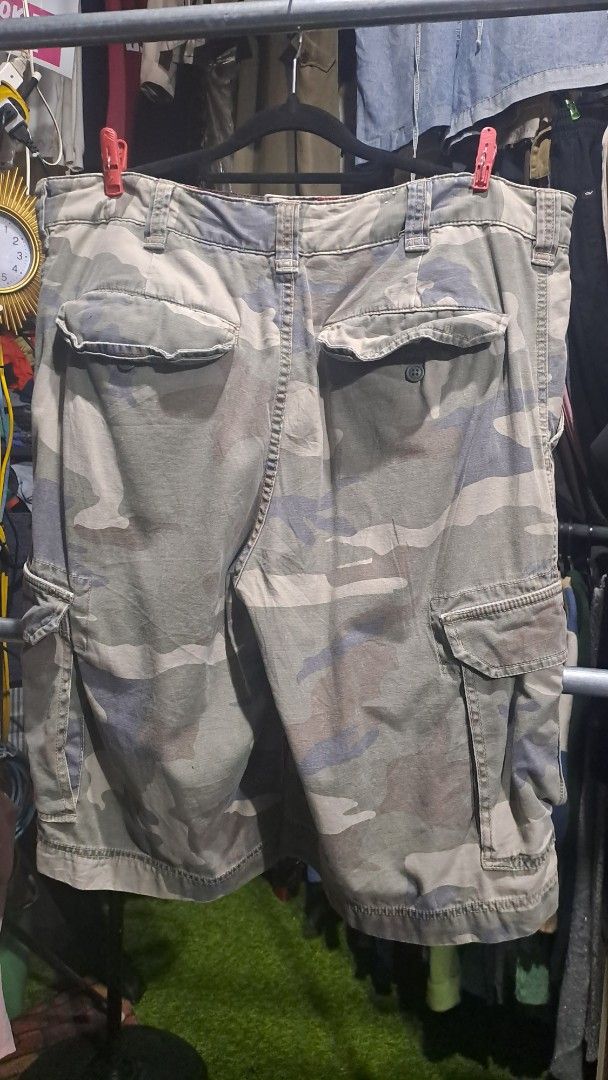 Cargo shorts camouflaged (Category: Shorts) located in Antipolo. Submitted by __watchu_finds (Listing ID 1467290661, Image 2). Description: color may vary due to lightning shipment: lalamove, lbc, grab jnt etc payment: gcash meetup: imall antipolo or nearby.