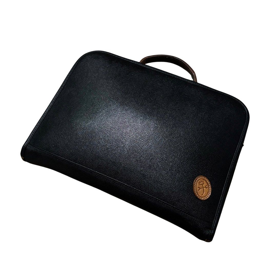 CastleBajac Briefcase Business Laptop Bag (Category: Briefcases) located in Muntinlupa City. Submitted by rtyfck (Listing ID 1467340137, Image 3). Description: CastleBajac Briefcase Business Laptop Bag Details : •Width : 15 •Length : 11 •Size : OS •Issue : minimal sign of use •Condition : Used •₱1,480.