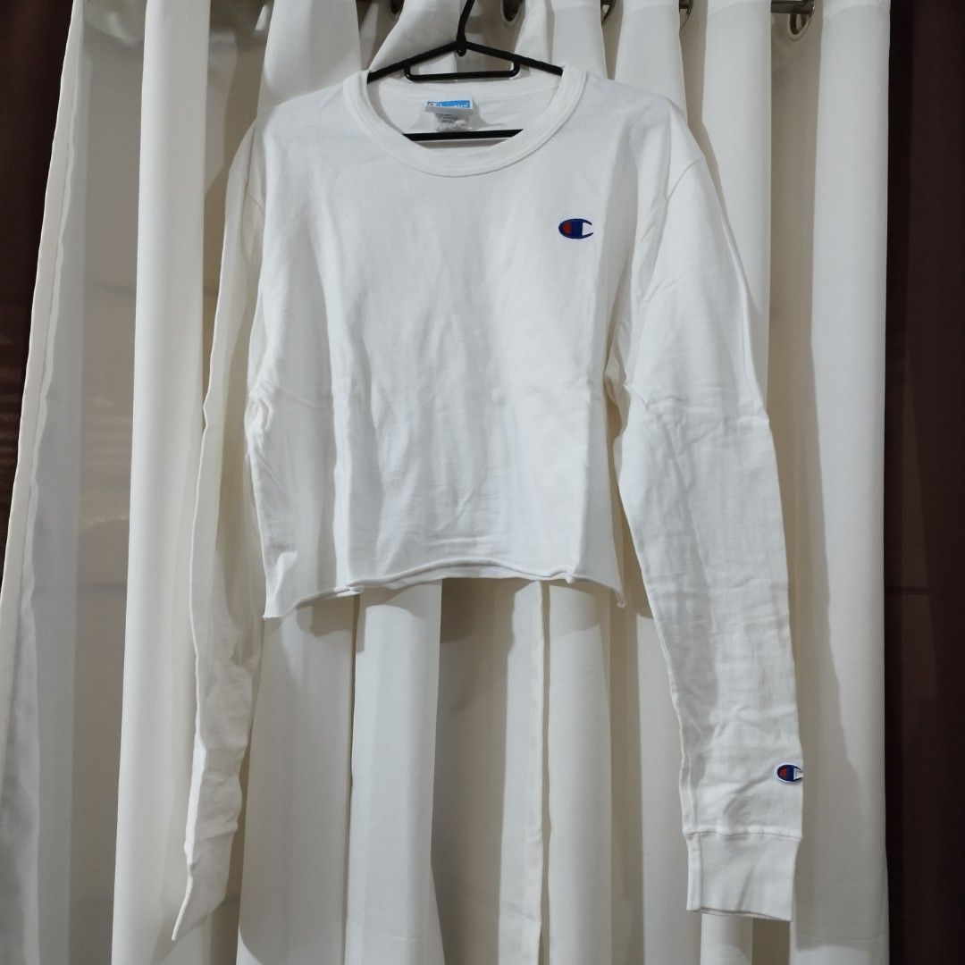 CHAMPION Cropped Longsleeve Sweater (White) (Category: Longsleeves) located in Antipolo. Submitted by architect_lily (Listing ID 1467255594, Image 1). Description: 3rd batch of selling branded clothes! all items are only 150 or 300 pesos 💯 - worn only once, like brand new (just needs washing) - authentic!! ✨ - soft fabric, comfy to wear.