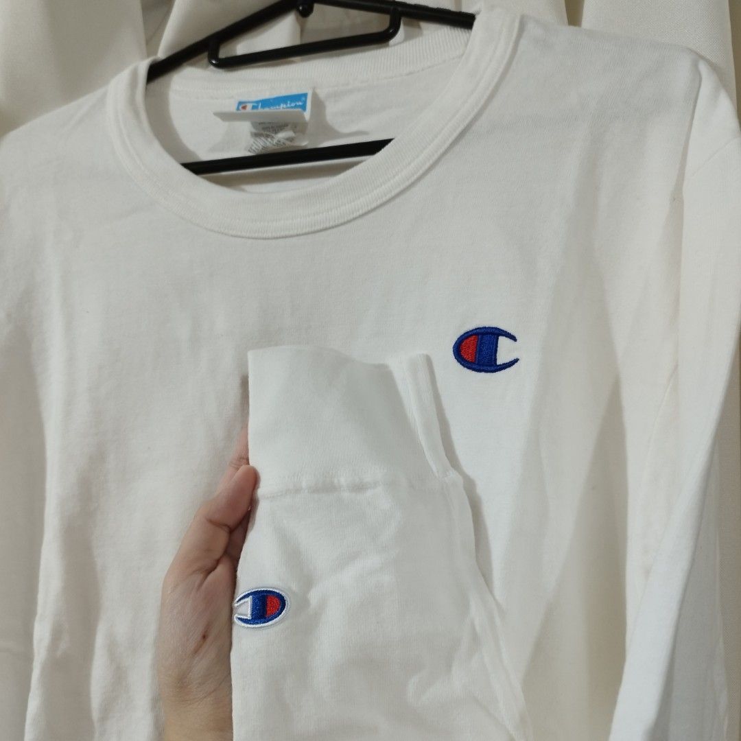 CHAMPION Cropped Longsleeve Sweater (White) (Category: Longsleeves) located in Antipolo. Submitted by architect_lily (Listing ID 1467255594, Image 2). Description: 3rd batch of selling branded clothes! all items are only 150 or 300 pesos 💯 - worn only once, like brand new (just needs washing) - authentic!! ✨ - soft fabric, comfy to wear.