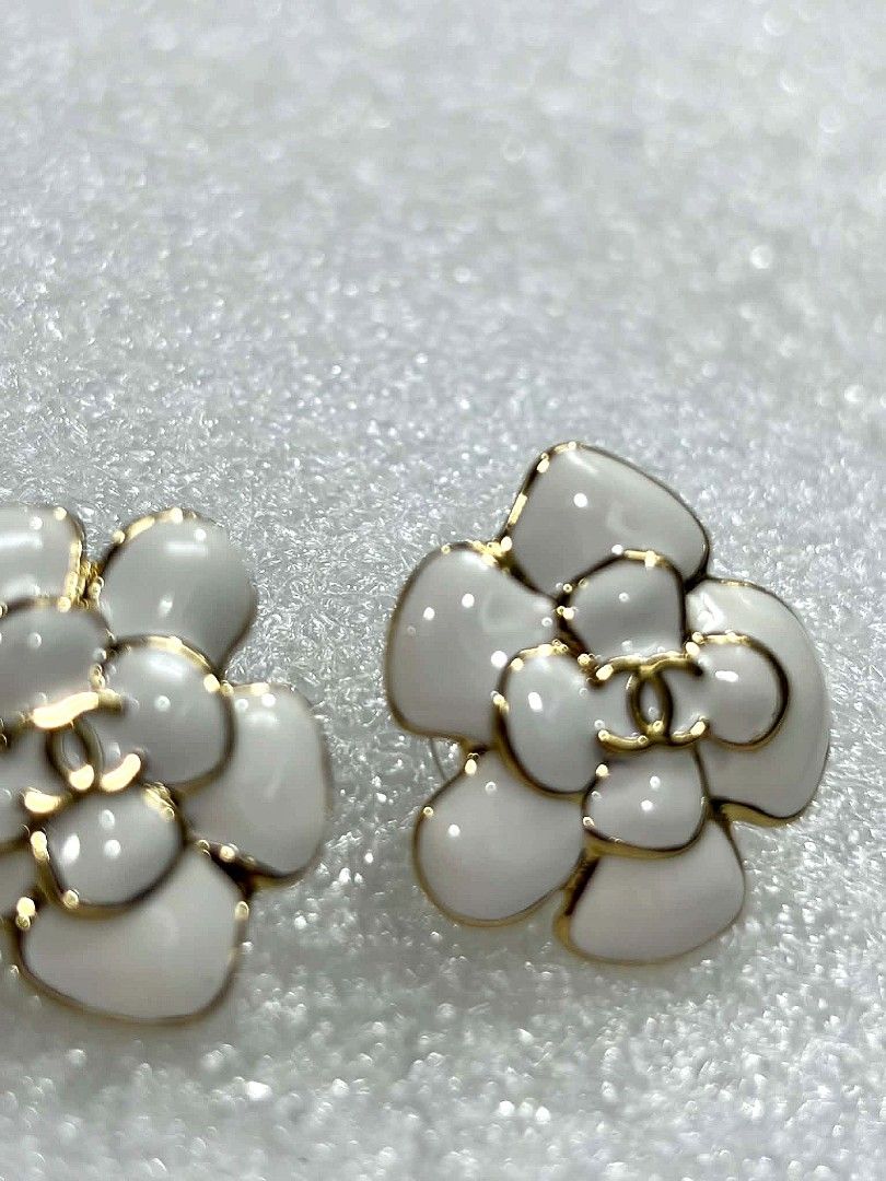 CHANEL Camellia Earrings (Category: Luxury Accessories) located in Manila. Submitted by blings_thingies (Listing ID 1467268782, Image 2). Description: 2026 collection.