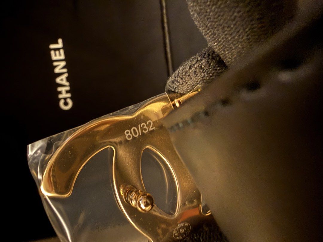 Chanel 經典CC logo 皮帶Belt （分類：飾物及配件）位於 Hong Kong。 由 graceangle61271 提交（商品編號 1467338031，圖片 3）。簡介： Brand new Chanel 經典CC logo 皮帶 金扣 80cm Full set with original receipt 。
