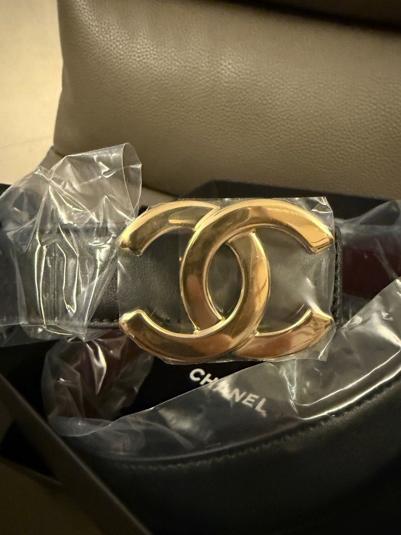 Chanel 經典CC logo 皮帶Belt （分類：飾物及配件）位於 Hong Kong。 由 graceangle61271 提交（商品編號 1467338031，圖片 1）。簡介： Brand new Chanel 經典CC logo 皮帶 金扣 80cm Full set with original receipt 。