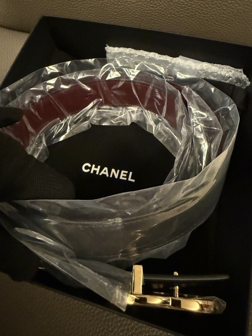 Chanel 經典CC logo 皮帶Belt （分類：飾物及配件）位於 Hong Kong。 由 graceangle61271 提交（商品編號 1467338031，圖片 2）。簡介： Brand new Chanel 經典CC logo 皮帶 金扣 80cm Full set with original receipt 。