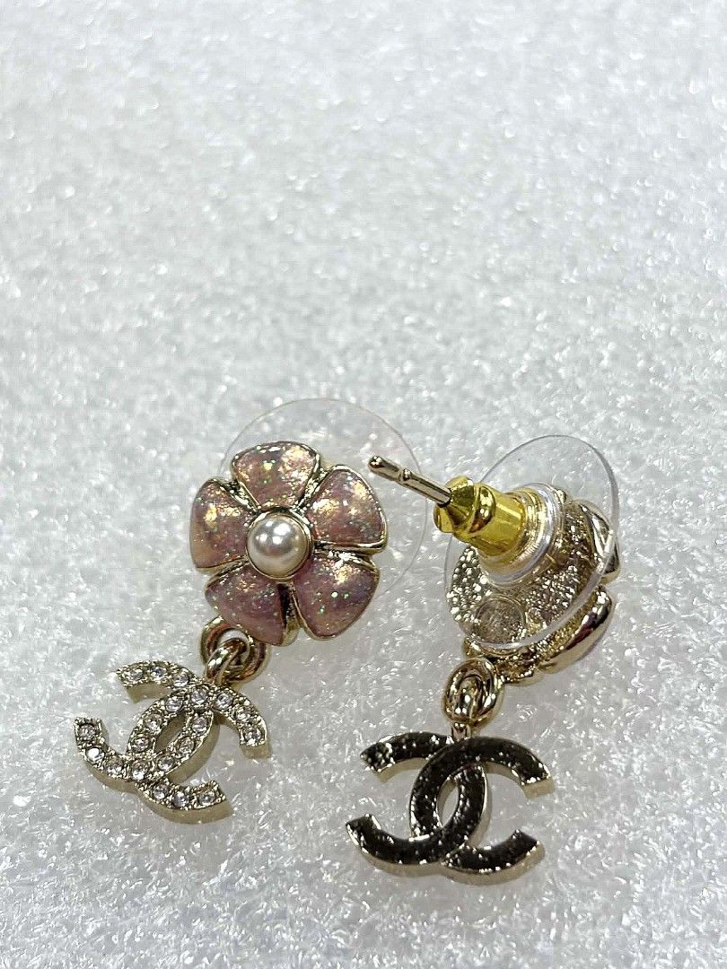 Chanel Dangling Earrings (Category: Luxury Accessories) located in Manila. Submitted by blings_thingies (Listing ID 1467273573, Image 3). Description: 2026 collection.