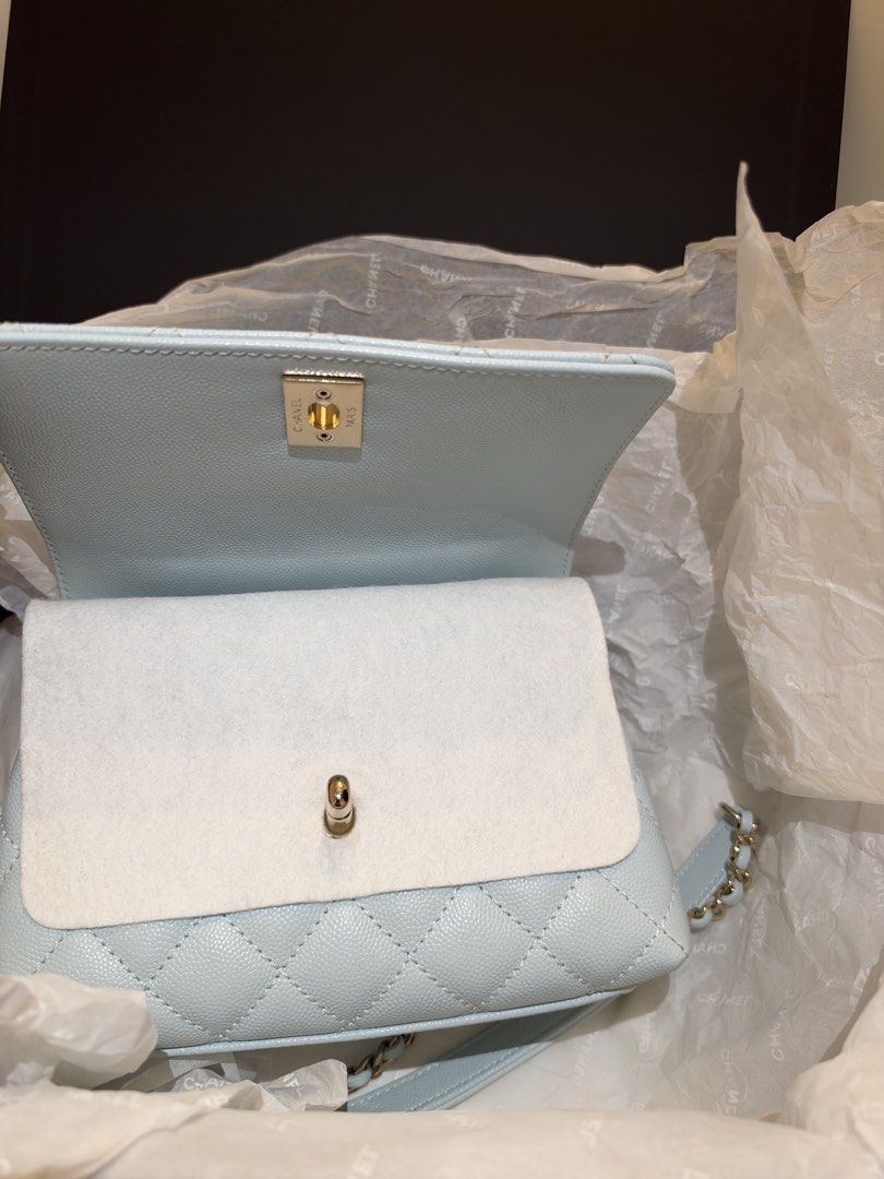 Chanel Light Blue Coco Handle Mini （分類：手袋及銀包）位於 Hong Kong。 由 jennylamsy 提交（商品編號 1467278118，圖片 3）。簡介： Light blue quilted caviar leather mini coco handle bag 99% new, rarely used Full set with box, dust bag, bag, ribbon, and original receipt copy 。