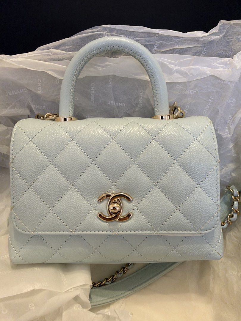Chanel Light Blue Coco Handle Mini （分類：手袋及銀包）位於 Hong Kong。 由 jennylamsy 提交（商品編號 1467278118，圖片 1）。簡介： Light blue quilted caviar leather mini coco handle bag 99% new, rarely used Full set with box, dust bag, bag, ribbon, and original receipt copy 。