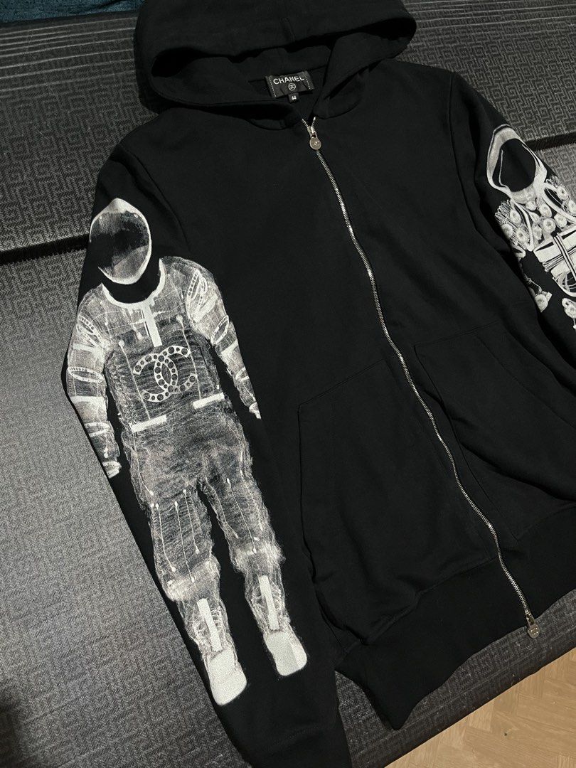 CHANEL RUN WAY Fall / Winter 2017 Collection (Category: Luxury Apparel) located in Davao. Submitted by rel18 (Listing ID 1467272875, Image 2). Description: CHANEL ASTRONAUT - Zip-Up Hoodie - Fall/Winter 2017 collection (designed by Karl Lagerfeld) - Excellent Condition - Rank AB TO A - Dimes : 20 x 26 .