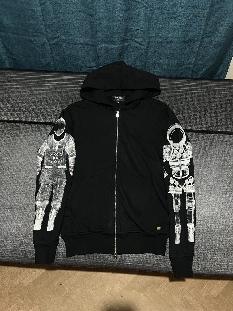 CHANEL RUN WAY Fall / Winter 2017 Collection (Category: Luxury Apparel) located in Davao. Submitted by rel18 (Listing ID 1467272875, Image 1). Description: CHANEL ASTRONAUT - Zip-Up Hoodie - Fall/Winter 2017 collection (designed by Karl Lagerfeld) - Excellent Condition - Rank AB TO A - Dimes : 20 x 26 .