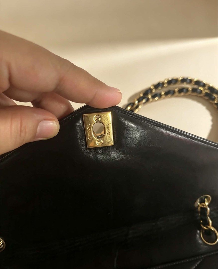 Chanel vintage bag (Category: Luxury Bags & Wallets) located in Murcia. Submitted by cool.jacquelinebatilaran (Listing ID 1467323652, Image 3). Description: Hnag pic ai pero may video ako sa bag pm lang pic ko maayos bukas.