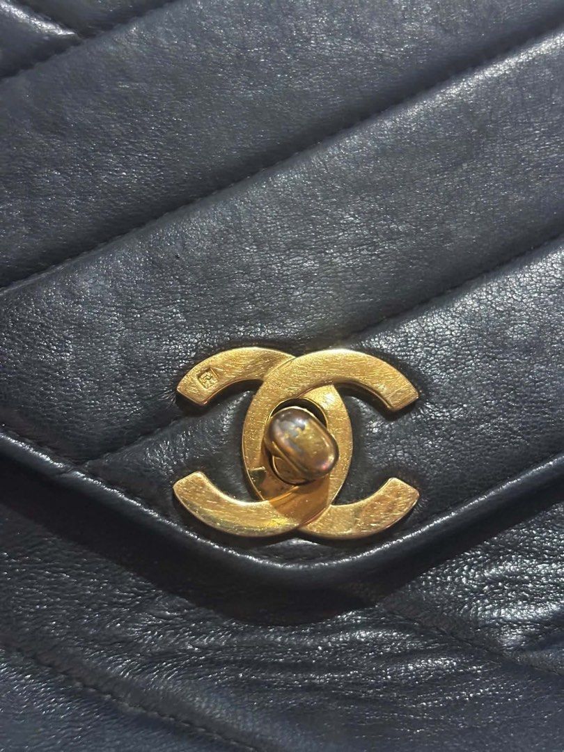 Chanel vintage bag (Category: Luxury Bags & Wallets) located in Murcia. Submitted by cool.jacquelinebatilaran (Listing ID 1467323652, Image 2). Description: Hnag pic ai pero may video ako sa bag pm lang pic ko maayos bukas.