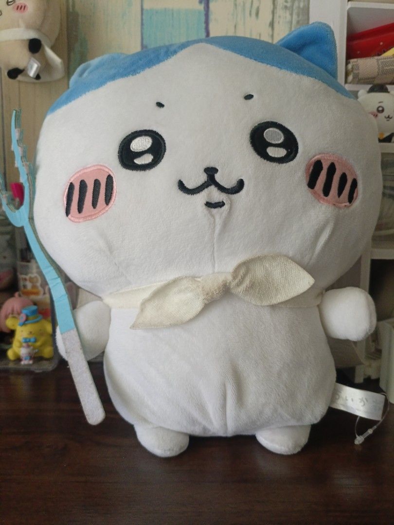 Chiikawa Hachiware Special Training Style Big Plush Toy (Category: Plushies & Soft Toys) located in Agdangan. Submitted by yonniedecluttered (Listing ID 1467189328, Image 1). Description: Chiikawa Hachiware Special Training Style Big Plush Toy From Japan, authentic, removed tag though (see picture) negotiable price basta tanggalin niyo na to sakin pls ang sakit rfs: iniwan ng nagbigay (1😆).