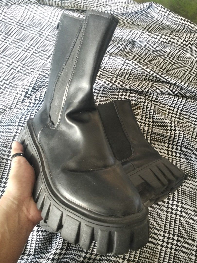 chunky chelsea boots (Category: Boots) located in Angeles City. Submitted by jnwsurplus (Listing ID 1467214756, Image 3). Description: plsss see picture.