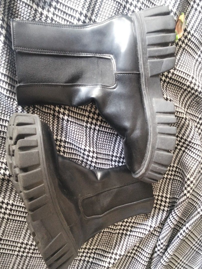 chunky chelsea boots (Category: Boots) located in Angeles City. Submitted by jnwsurplus (Listing ID 1467214756, Image 1). Description: plsss see picture.