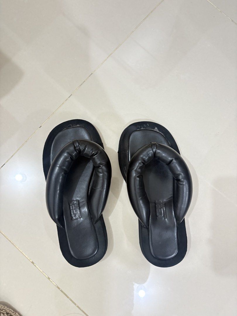 Chunky slippers (Category: Slippers and slides) located in Mandaluyong City. Submitted by beas_closet (Listing ID 1467324919, Image 1). Description: Chunky slippers.