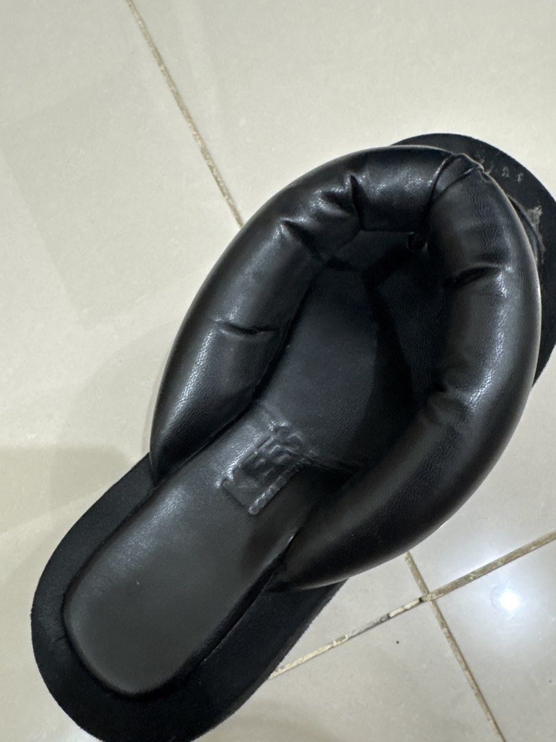 Chunky slippers (Category: Slippers and slides) located in Mandaluyong City. Submitted by beas_closet (Listing ID 1467324919, Image 2). Description: Chunky slippers.