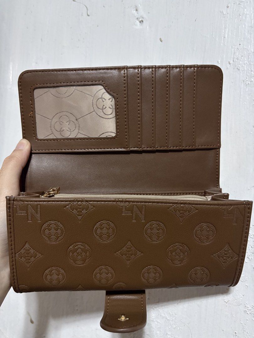 CLN LONG WALLET (Category: Wallets & Card holders) located in Carmona. Submitted by rgys_ (Listing ID 1467241099, Image 2). Description: CLN LONG WALLET Good as new with box and paper bag 600.
