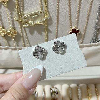 (Category: ) located in . Submitted by curatedbykhy (Listing ID 1467342747, Image 1). Description: .