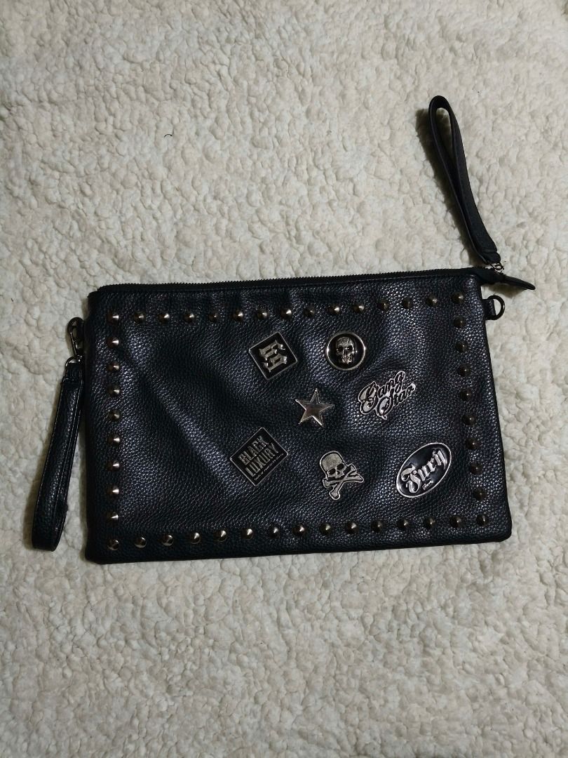 Clutch bag (Category: Luxury Bags & Wallets) located in Caloocan City. Submitted by ritubado_19 (Listing ID 1467345209, Image 1). Description: Still in good condition Freeshipping .