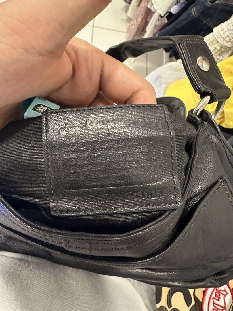 Coach Black Leather SOHO Shoulder Bag (Category: Luxury Bags & Wallets) located in Makati City. Submitted by hehehekdeg (Listing ID 1467247529, Image 2). Description: Coach Black Leather Soho Medium size .