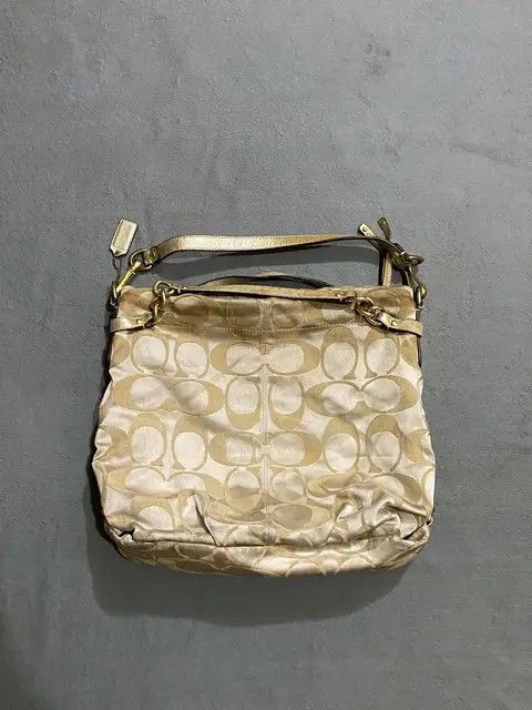 Coach Brooke (Category: Luxury Bags & Wallets) located in Talisay. Submitted by vokerzxc (Listing ID 1467302799, Image 1). Description: Good condition Issue: sign of usage Authentic No hidden issue.