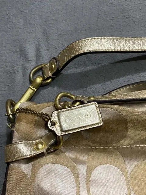 Coach Brooke (Category: Luxury Bags & Wallets) located in Talisay. Submitted by vokerzxc (Listing ID 1467302799, Image 3). Description: Good condition Issue: sign of usage Authentic No hidden issue.