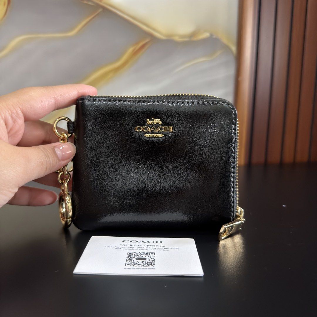 Coach Card Zip Wallet (Category: Wallets & Card holders) located in Cabanatuan. Submitted by luckypenguin.e2a414 (Listing ID 1467215285, Image 1). Description: Original Coach No issue Moneyback if fake .