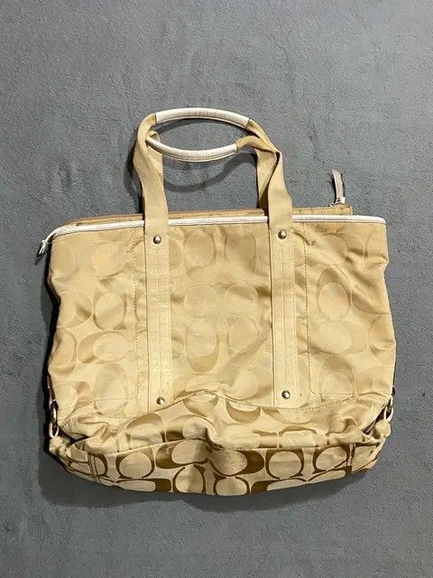 Coach Daisy (Category: Luxury Bags & Wallets) located in Talisay. Submitted by vokerzxc (Listing ID 1467304109, Image 3). Description: Good condition Issue: Sign of usage Authentic Complete tags No hidden issue.