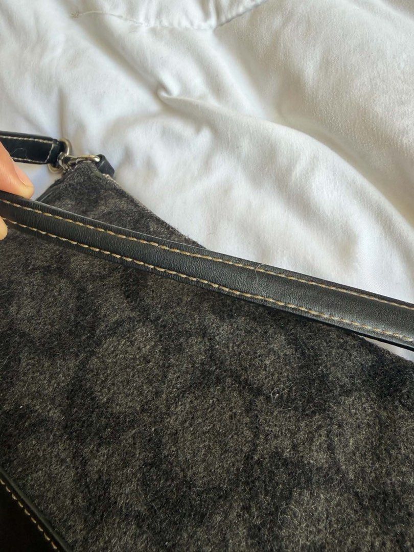 Coach demi (Category: Luxury Bags & Wallets) located in Solano. Submitted by vjdmmmm (Listing ID 1467327527, Image 3). Description: .