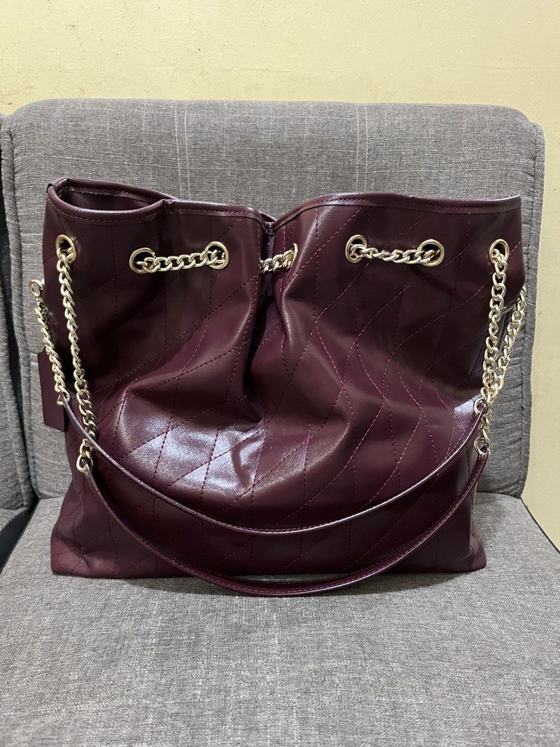 Coach Evelyn bag from Hawaii (Category: Luxury Bags & Wallets) located in Manila. Submitted by annearche (Listing ID 1467316472, Image 2). Description: - Coach shoulder bag - Rich deep burgundy quilted leather - Elegant gold-tone chain straps and hardware - Open main compartment with a secure middle zipper pocket - Clean interior lining with the signature leather Coach creed patch - Includes matching leather hangtag - Structured base helps the ba