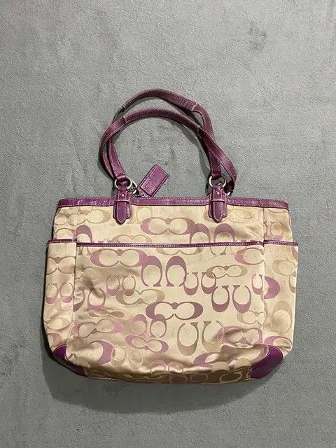 Coach Gallery Optic (Category: Luxury Bags & Wallets) located in Talisay. Submitted by vokerzxc (Listing ID 1467303836, Image 2). Description: Good condition Issue: Sign of usage Complete tags Authentic No hidden issue.