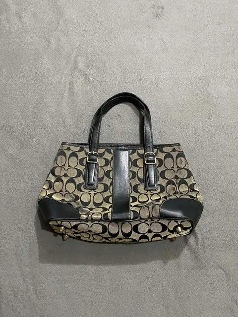 Coach hampton janquard carryall (Category: Luxury Bags & Wallets) located in Talisay. Submitted by vokerzxc (Listing ID 1467300457, Image 1). Description: Good condition Issue: Sign of usage Minimal Stratch Authentic No other issue.