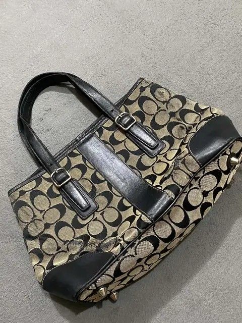 Coach hampton janquard carryall (Category: Luxury Bags & Wallets) located in Talisay. Submitted by vokerzxc (Listing ID 1467300457, Image 2). Description: Good condition Issue: Sign of usage Minimal Stratch Authentic No other issue.