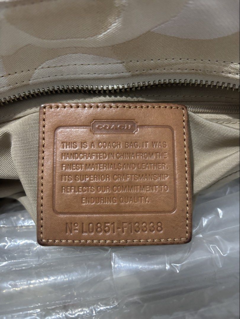 Coach Hampton Optic Signature Carryall (Category: Luxury Bags & Wallets) located in Bacoor. Submitted by briii.co.ph (Listing ID 1467233035, Image 3). Description: .