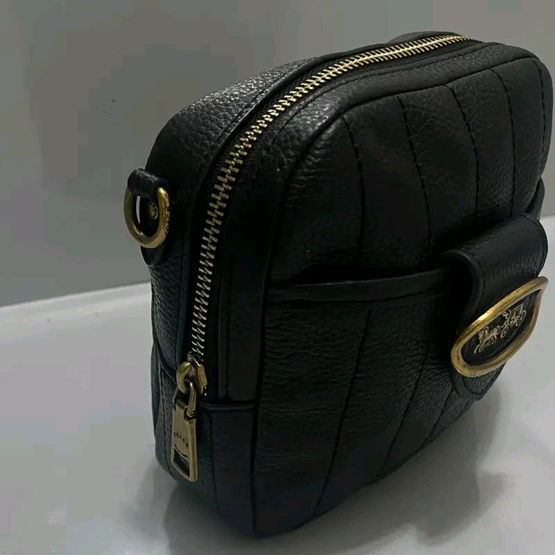 Coach issue no sling as new (Category: Cross-body Bags) located in Marikina City. Submitted by veenluke (Listing ID 1467274103, Image 3). Description: Honest issue: walang sling Location: Pandi Bulacan Good condition📩 -Jnt -Lala move.