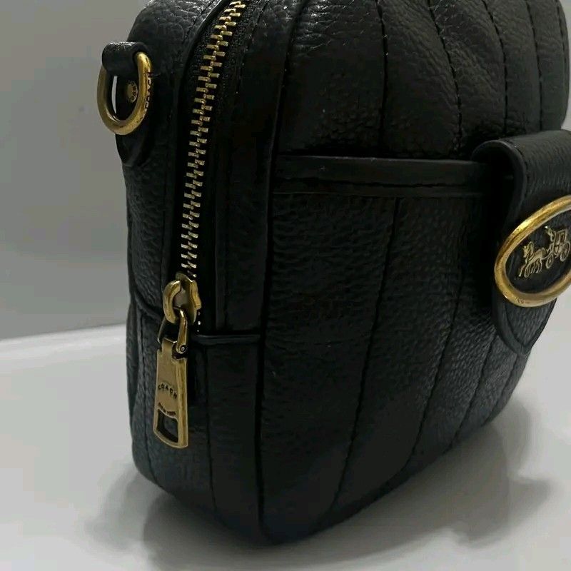 Coach issue no sling as new (Category: Cross-body Bags) located in Marikina City. Submitted by veenluke (Listing ID 1467274103, Image 2). Description: Honest issue: walang sling Location: Pandi Bulacan Good condition📩 -Jnt -Lala move.