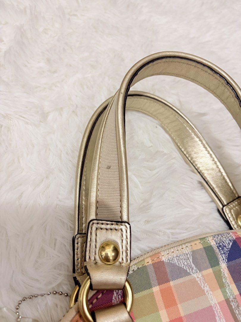 Coach Poppy Daisy Madras (Category: Luxury Bags & Wallets) located in General Santos City (Dadiangas). Submitted by thriftqueen5897 (Listing ID 1467248544, Image 3). Description: Tarnished zipper on inner pocket.