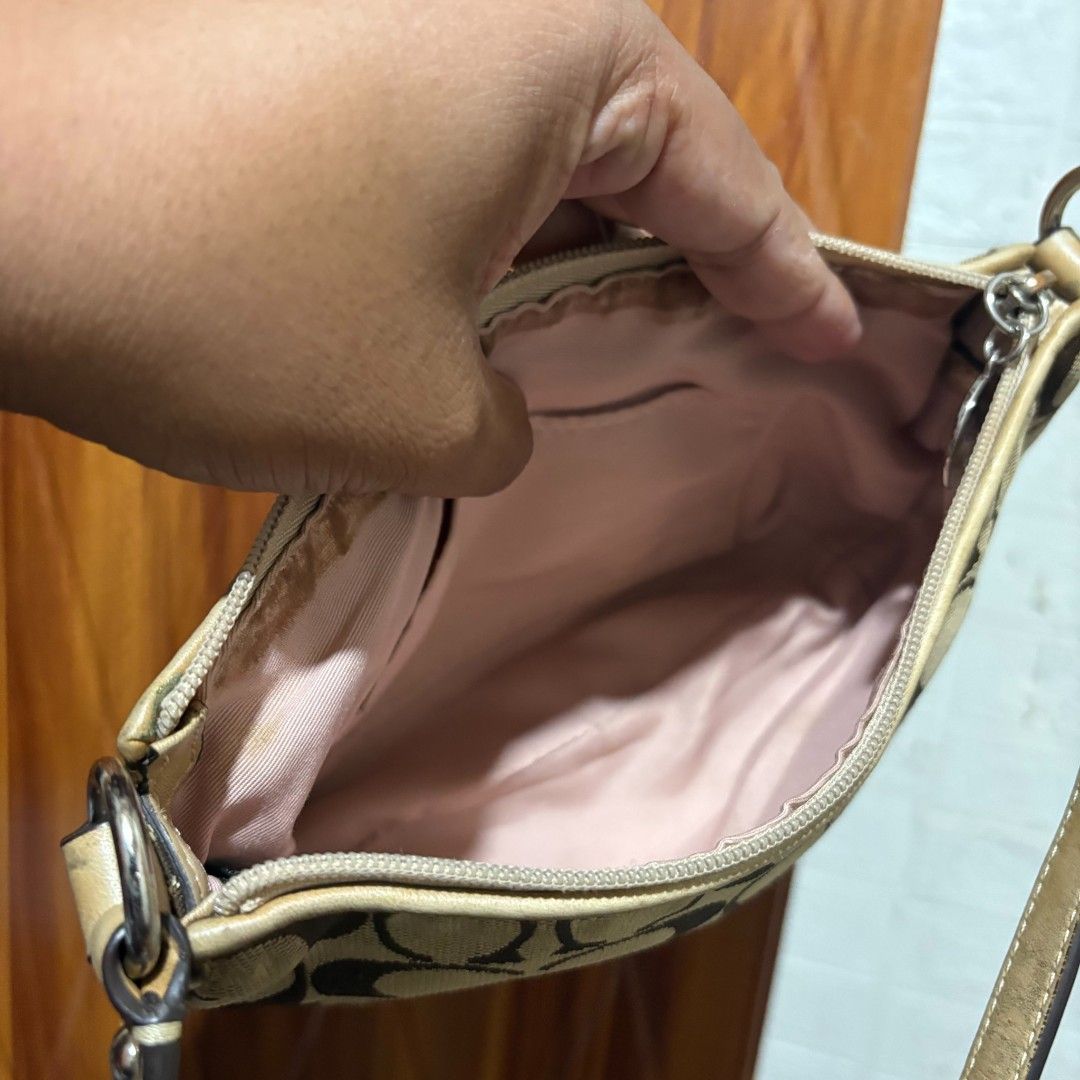 Coach shoulder bag (Category: Shoulder Bags) located in Carmen. Submitted by aquarius.00 (Listing ID 1467298500, Image 3). Description: linis lang sa loob ykk zip.