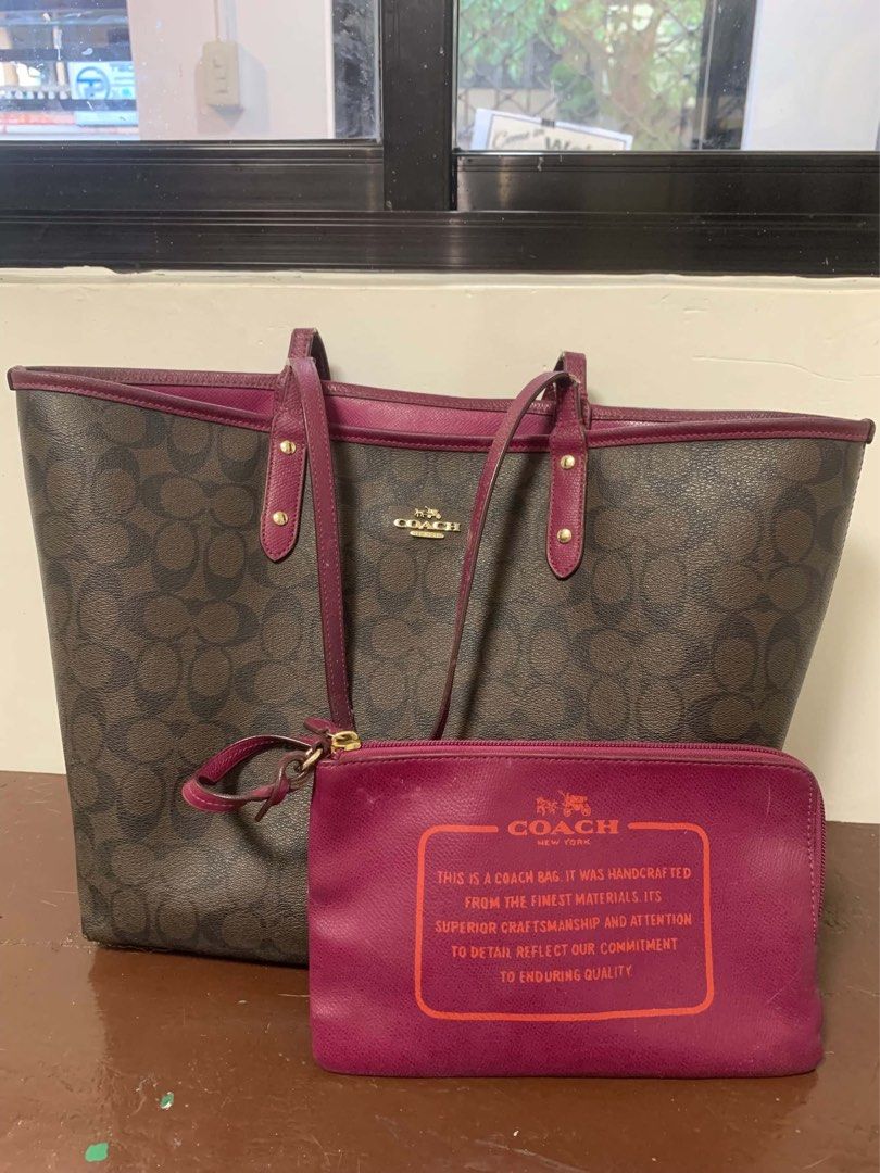 Coach shoulder Bag with small pouch (Category: Shoulder Bags) located in Borongan. Submitted by kabes_jane (Listing ID 1467192813, Image 2). Description: .