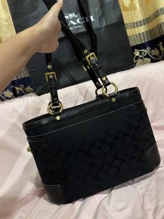 (Category: ) located in . Submitted by chicpickcloset_ (Listing ID 1467266227, Image 1). Description: .