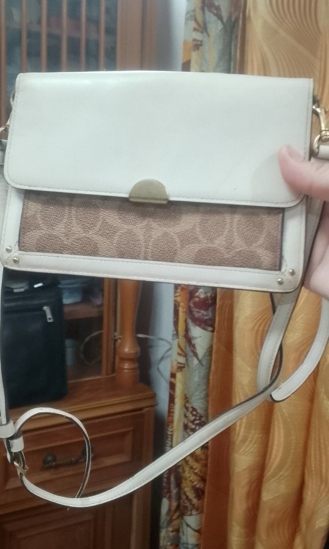 coach small sling (Category: Luxury Bags & Wallets) located in Manila. Submitted by annemil_1984 (Listing ID 1462946776, Image 1). Description: - Stylish white sling - Secure gold clasp closure - Perfect for everyday or night out.