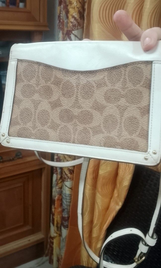 coach small sling (Category: Luxury Bags & Wallets) located in Manila. Submitted by annemil_1984 (Listing ID 1462946776, Image 2). Description: - Stylish white sling - Secure gold clasp closure - Perfect for everyday or night out.