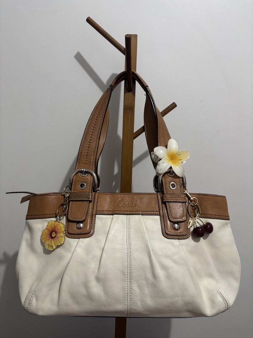 Coach Soho Pleated Tote (Category: Luxury Bags & Wallets) located in Bacoor. Submitted by briii.co.ph (Listing ID 1467234042, Image 1). Description: .